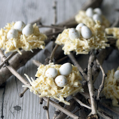 Easter Egg Nests ~ A super easy recipe made in under 5 minutes. A great one for the kids. Only using 4 ingredients.