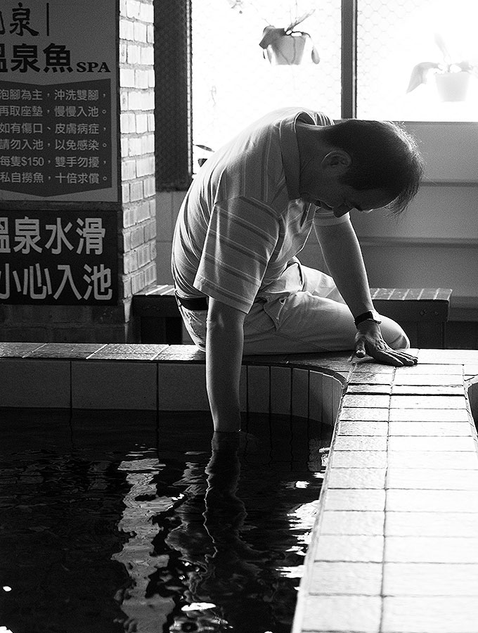 Dr Fish pedicure in Jiaoxi Taiwan. Where thousands of garra rufa fish nibble dead skin from your feet. How does it feel? Is it safe? I have my feet gummed so you can read all about it.