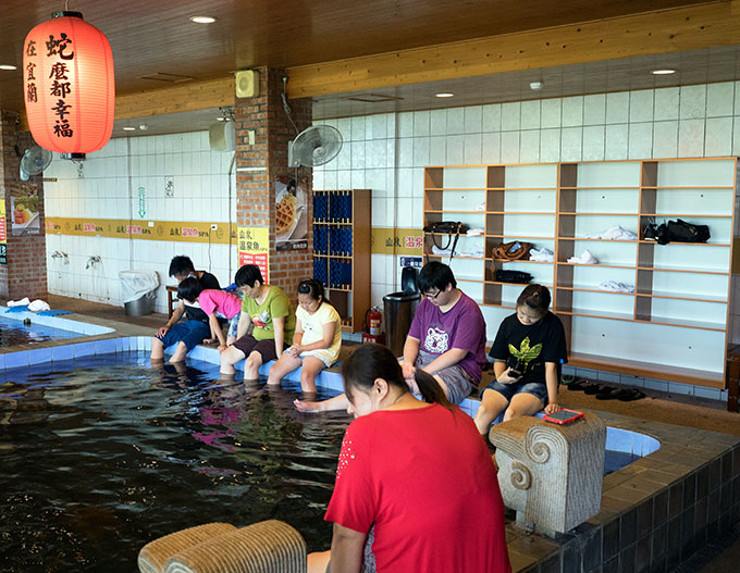 Dr Fish pedicure in Jiaoxi Taiwan. Where thousands of garra rufa fish nibble dead skin from your feet. How does it feel? Is it safe? I have my feet gummed so you can read all about it.