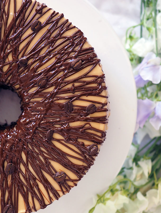 A simple but stunning coffee marble chiffon cake. The drizzle of dark chocolate over the coffee butter icing takes this chiffon cake to a new level.