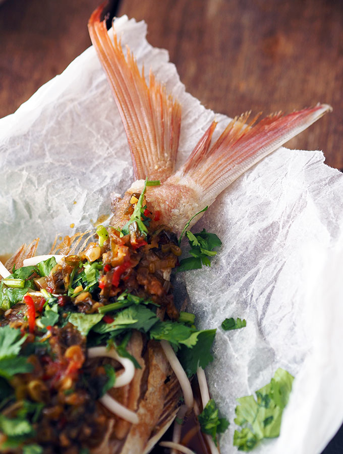 Poisson entier frit à la thaïlandaise