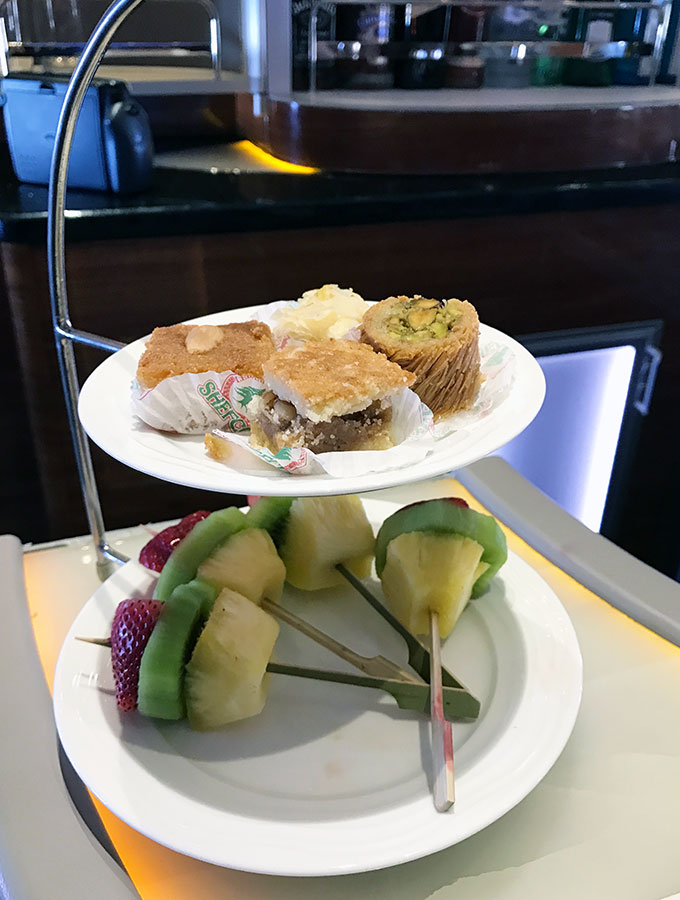 Emirates A380 inflight bar and lounge, a review at 44.000 feet