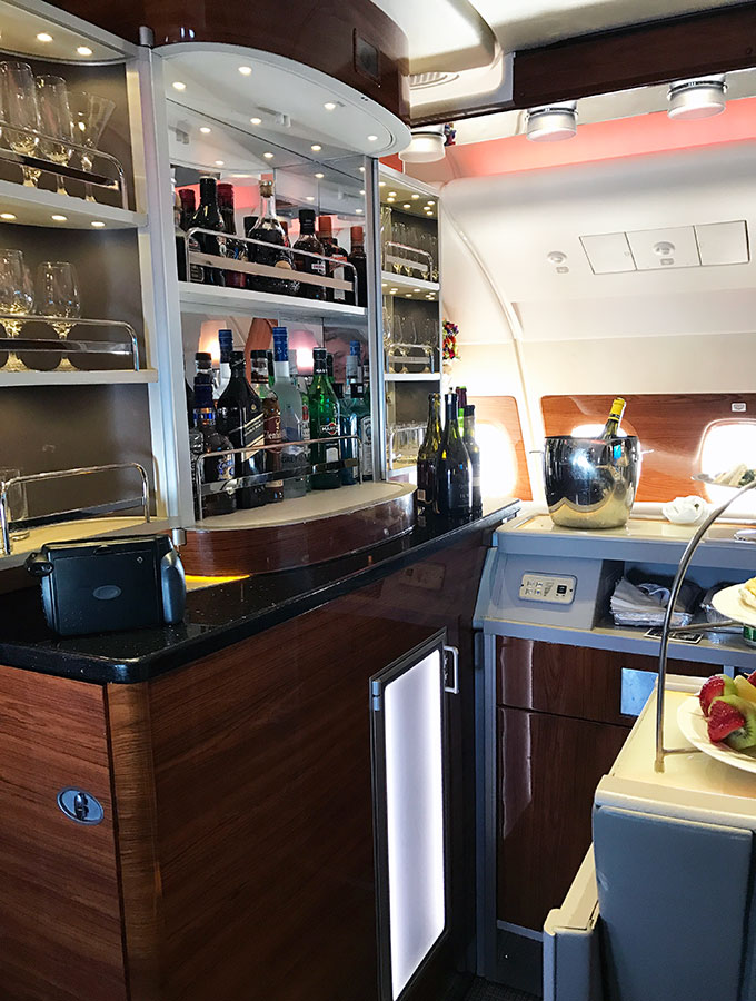 Emirates A380 inflight bar and lounge, a review at 44.000 feet