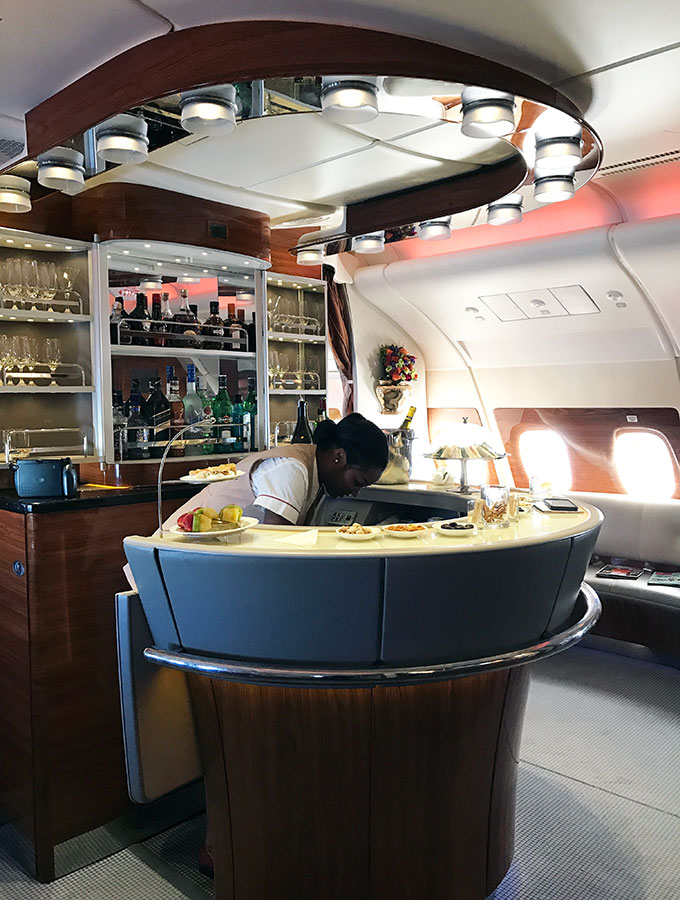 Emirates A380 inflight bar and lounge, a review at 44.000 feet