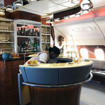 Emirates A380 inflight bar and lounge, a review at 44.000 feet