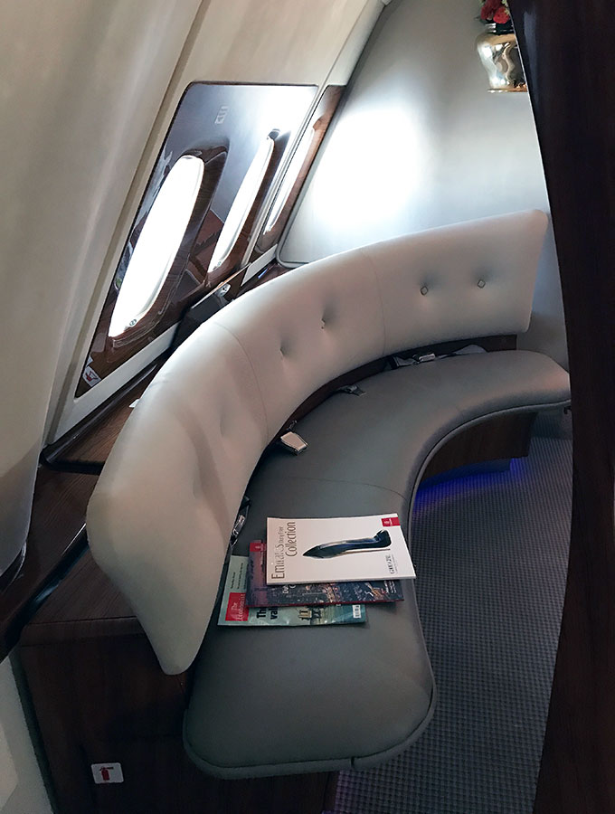 Emirates A380 inflight bar and lounge, a review at 44.000 feet