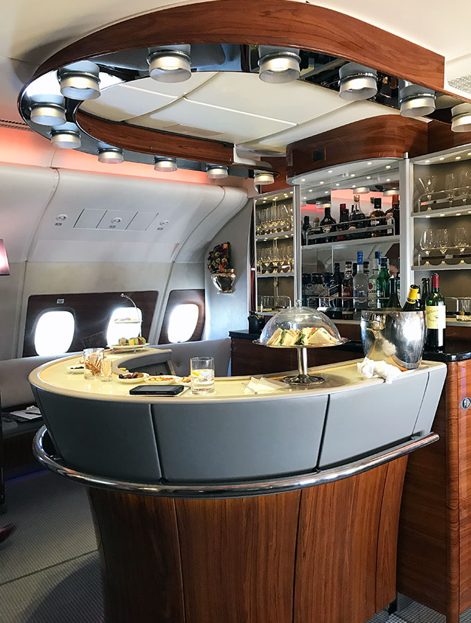 Emirates A380 inflight bar and lounge, a review at 44.000 feet