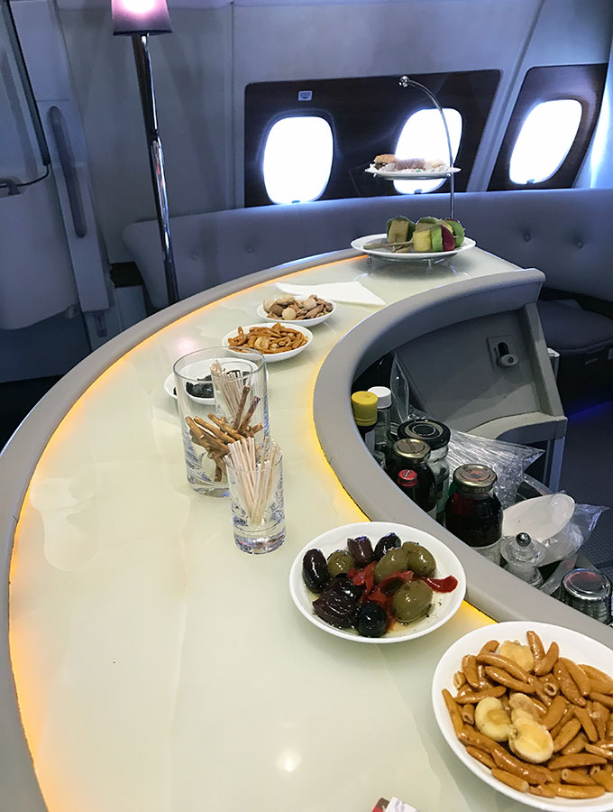 Emirates A380 inflight bar and lounge, a review at 44.000 feet