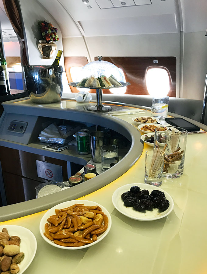 Emirates A380 inflight bar and lounge, a review at 44.000 feet