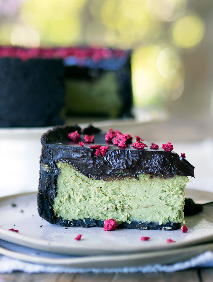 This is the best matcha white chocolate cheesecake recipe that you will come across. Smooth and creamy baked perfection with an Oreo base. All topped with decadent dark chocolate ganache.