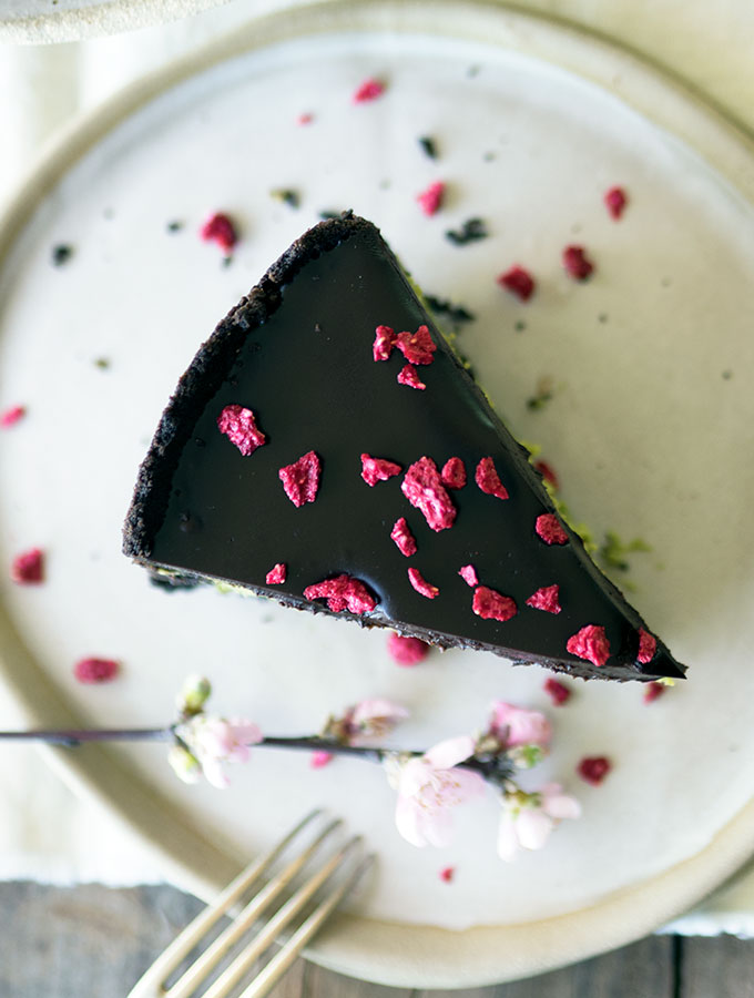 This is the best matcha white chocolate cheesecake recipe that you will come across. Smooth and creamy baked perfection with an Oreo base. All topped with decadent dark chocolate ganache.