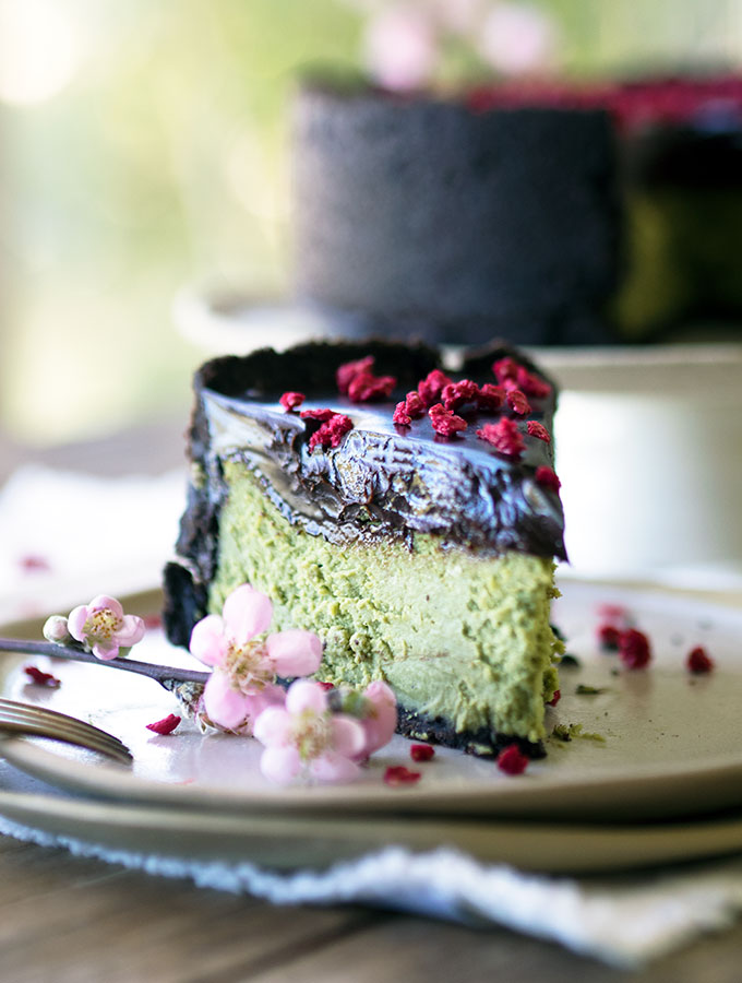 This is the best matcha white chocolate cheesecake recipe that you will come across. Smooth and creamy baked perfection with an Oreo base. All topped with decadent dark chocolate ganache.