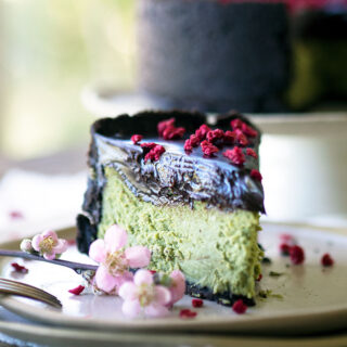 This is the best matcha white chocolate cheesecake recipe that you will come across. Smooth and creamy baked perfection with an Oreo base. All topped with decadent dark chocolate ganache.