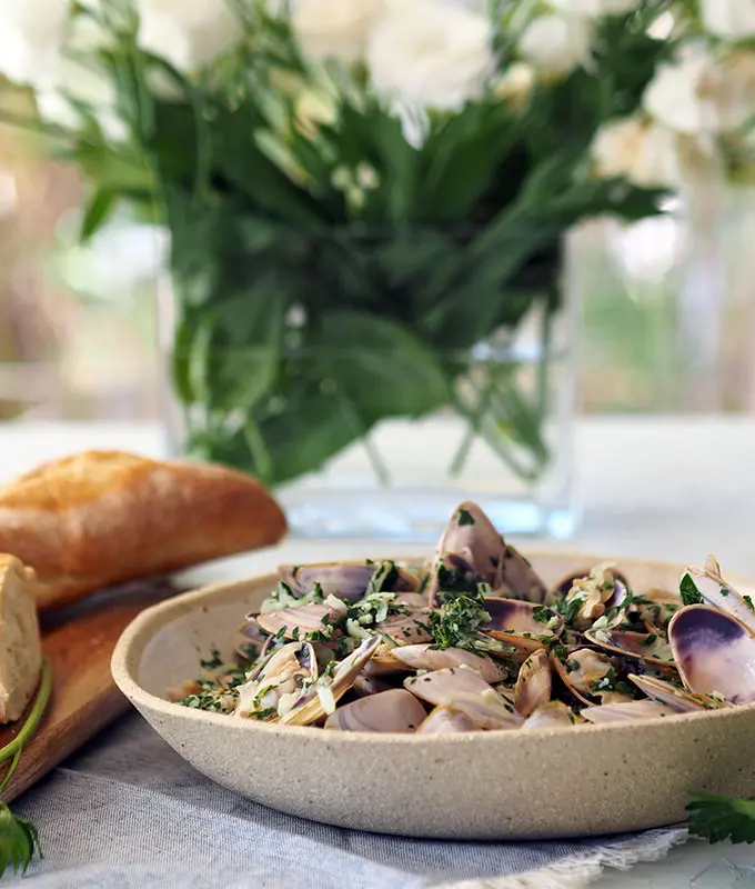 Easy pipis recipe with white wine garlic and cream
