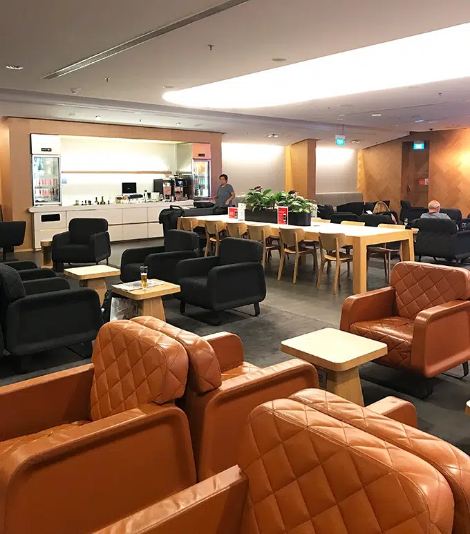 Should I visit the Qantas or Emirates Lounge in Singapore?