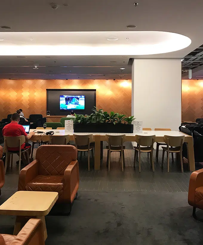 What is it like in the Qantas lounge in Singapore and how do I get in?