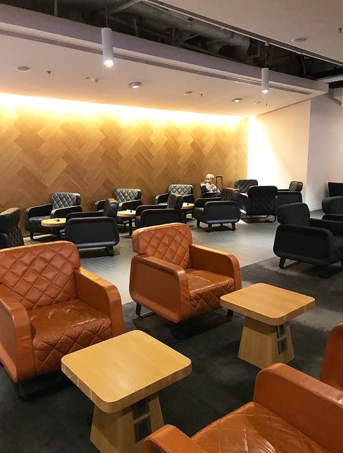 Who can visit the Qantas lounge in Singapore?