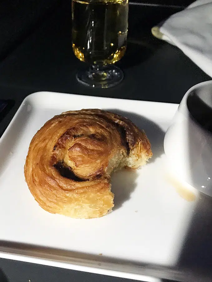 the best Qantas business class seats Sydney to Tokyo - brekfast