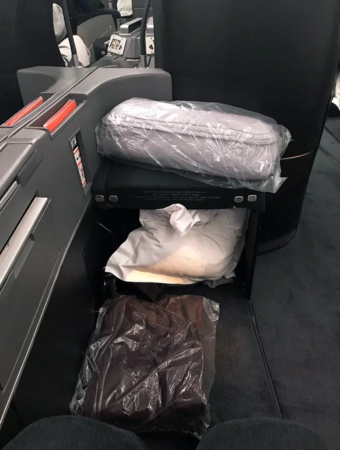 the best Qantas business class seats Sydney to Tokyo - storage for middle seats