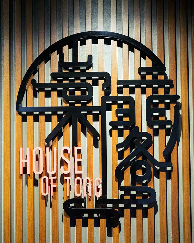 house of tong sign