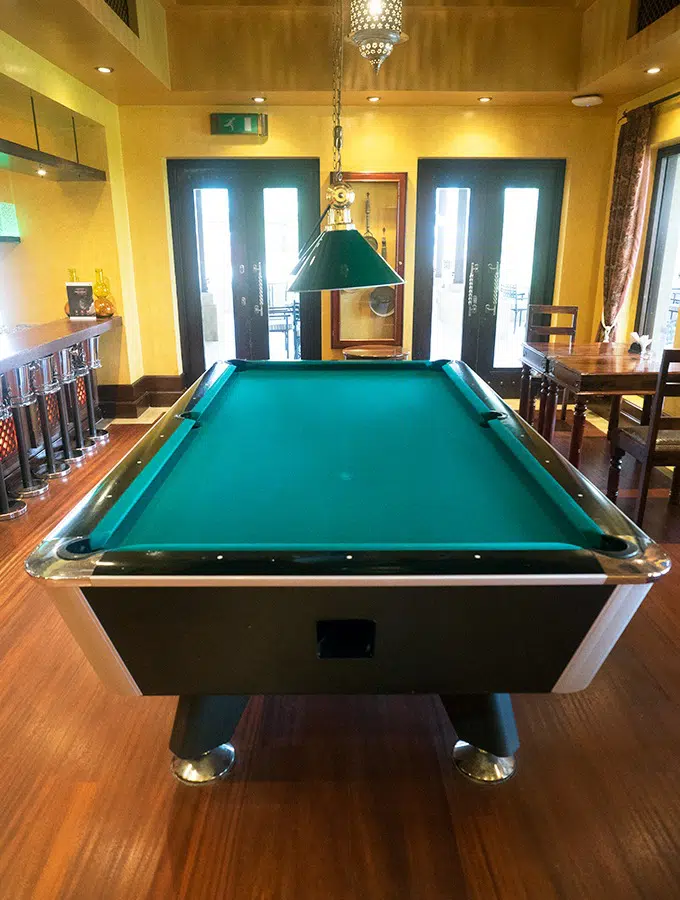 Al Forsan Restaurant Bab Al Shams bar and pool table