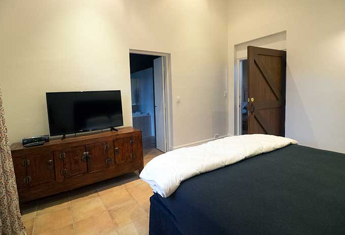 mona farm the coach house bedroom