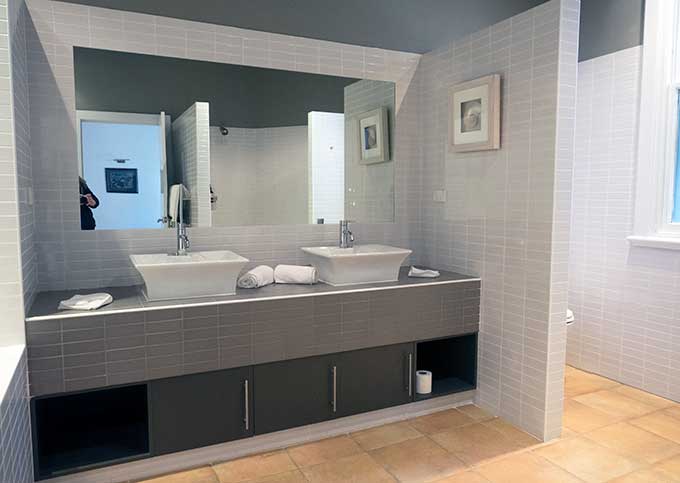mona farm the coach house bathroom