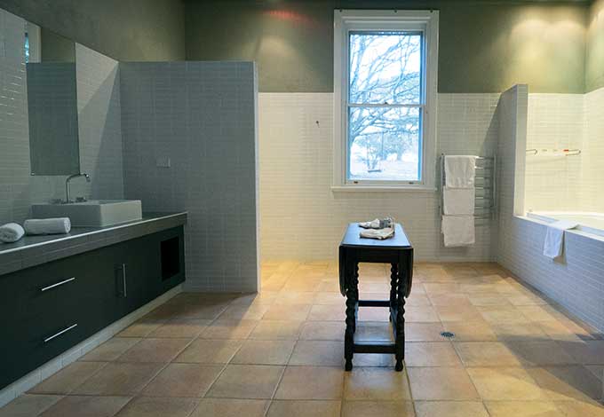 mona farm the coach house bathroom