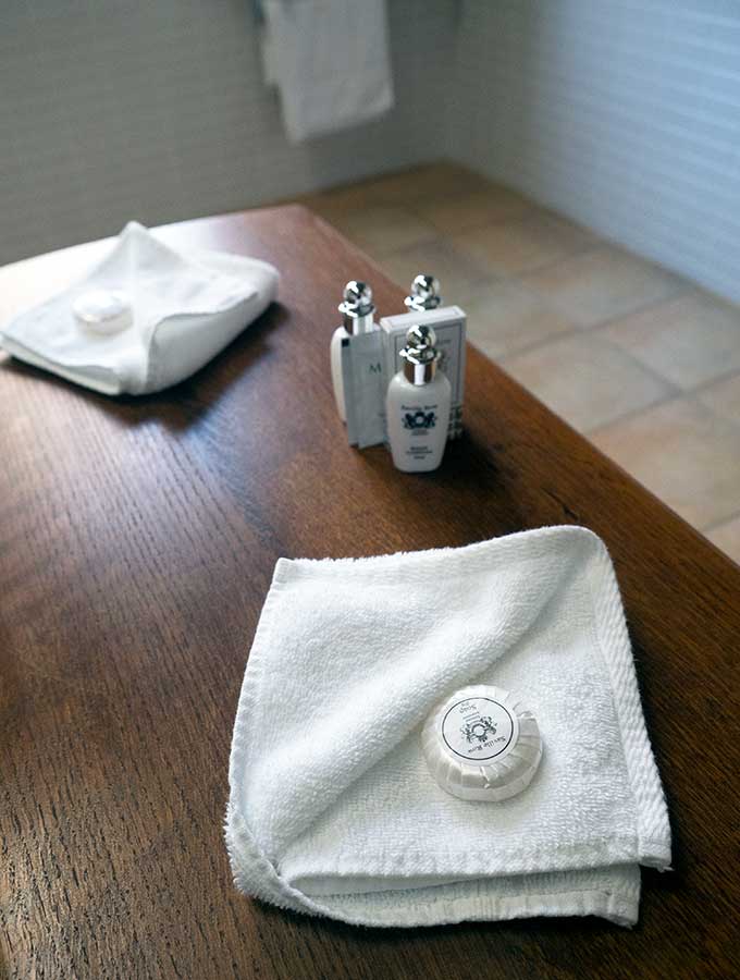 mona farm the coach house bathroom