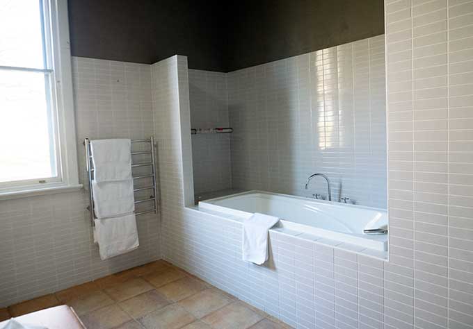 mona farm the coach house bathroom