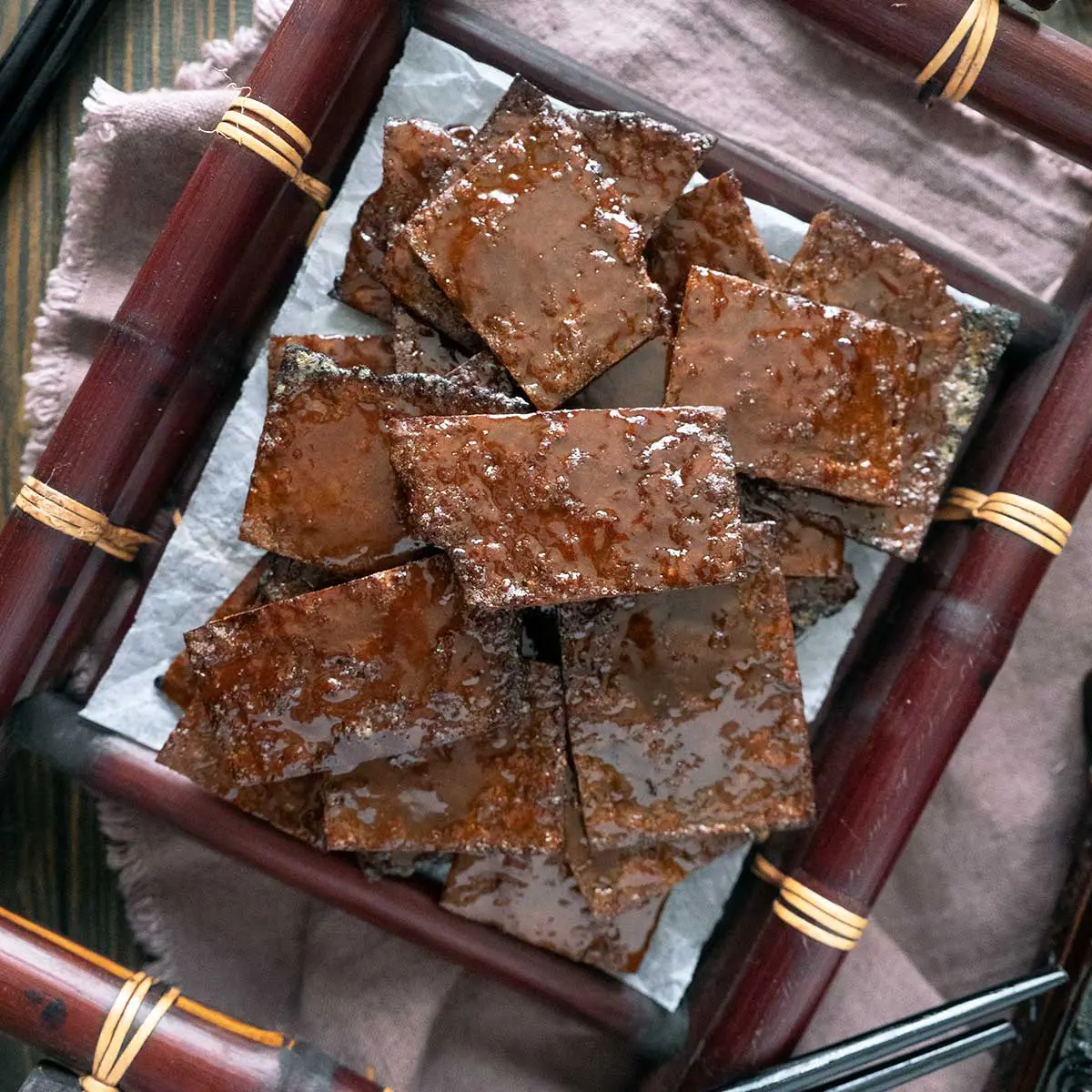 bakkwa ready for serving on a trayu