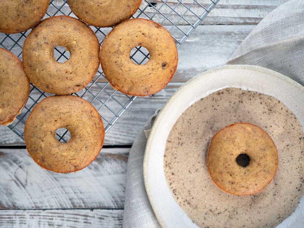 covering date donuts in vanilla cinnamon sugar