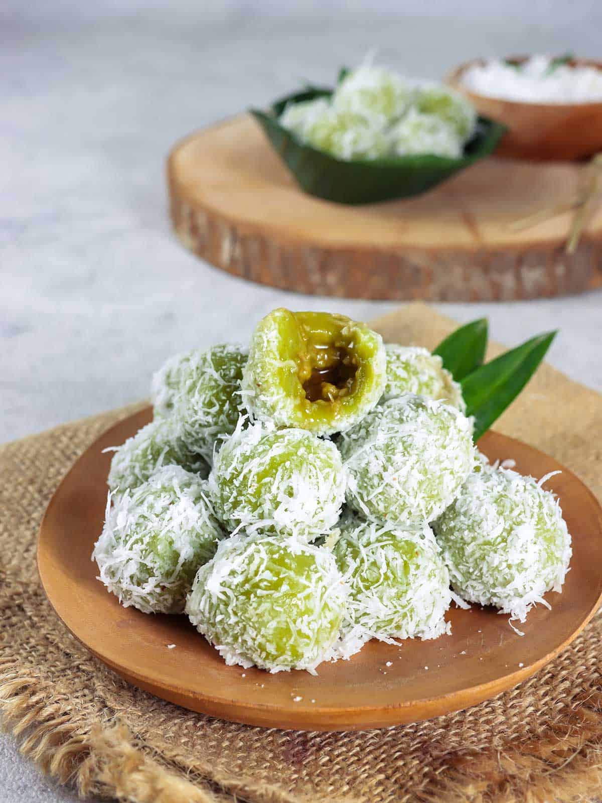 Klepon (onde onde) on a wooden plate.